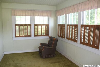 Bright and cheery room.  Nice half window shutters.