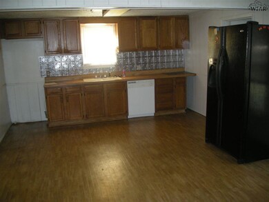 A look at the kitchen cabinets.