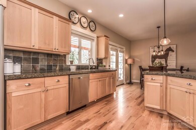 1572 NW Hemlock Ave, Redmond, OR 97756 - photo 7