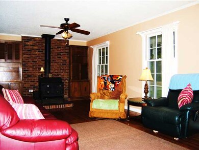 Living Room Pic 2   This room is larger than it ap