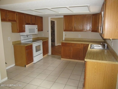 7247 Holiday Hill Ct, Jacksonville, FL 32216 - photo 2