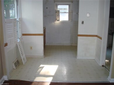 Tiled eat in kitchen