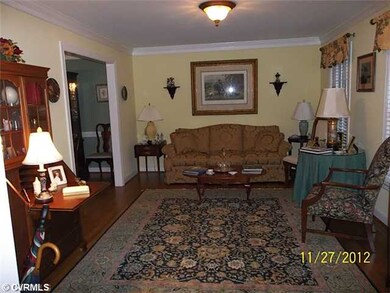 Living Room - Beautiful wood floors!  Blinds!!