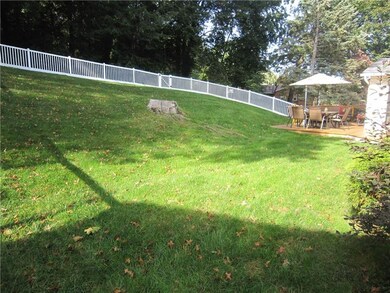 Large yard with new vinyl fencing (no maintenance)