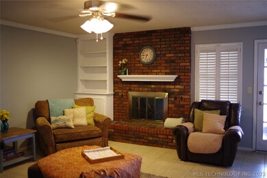 LARGE LIVING ROOM WITH FIREPLACE/GASLOGS,  WITH BU