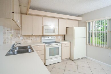 31 Clinton Ct unit D, Royal Palm Beach, FL 33411 - photo 6