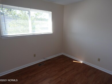 401 Myrtlewood Cir, Jacksonville, NC 28546 - photo 3