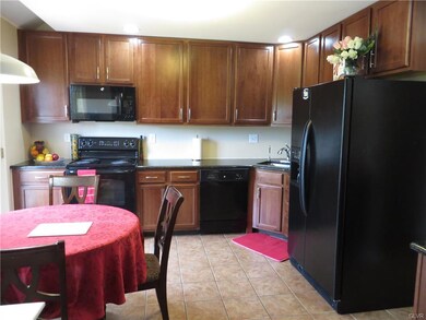 5567 Stonecroft Ln, Allentown, PA 18106 - photo 3