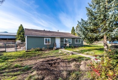 7558 Maple Ln, Central Point, OR 97502 - photo 2