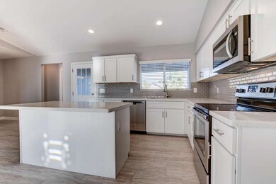 3010 N Arrowhead Dr-14