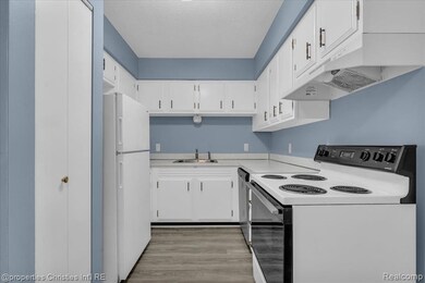 328 E Elmwood Ave unit 24, Clawson, MI 48017 - photo 5