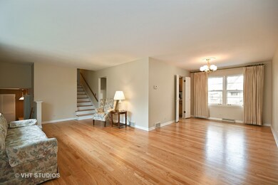 325 Spruce Dr, Naperville, IL 60540 - photo 3