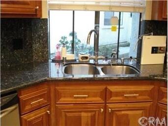 Upgraded kitchen w/maple wood cabinets, granite co