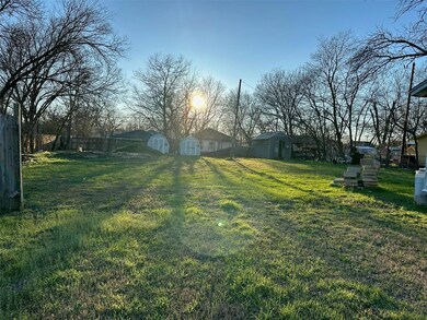 605 Erie St, Cleburne, TX 76031 - photo 2