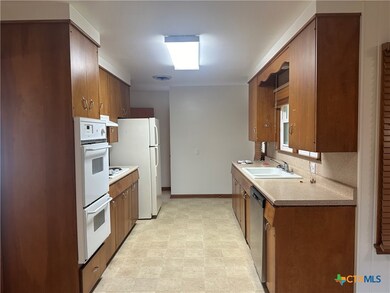 703 E Cedar St, Seguin, TX 78155 - photo 4