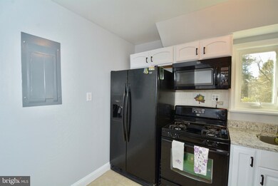 205 Cabbel Dr, Manassas Park, VA 20111 - photo 6