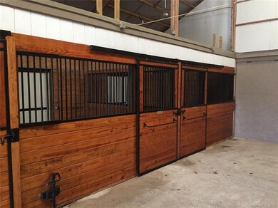 7 roomy, high quality stalls