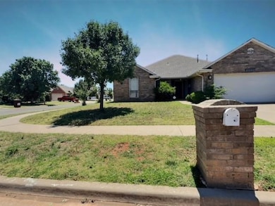View of front of house with a garage and a front l