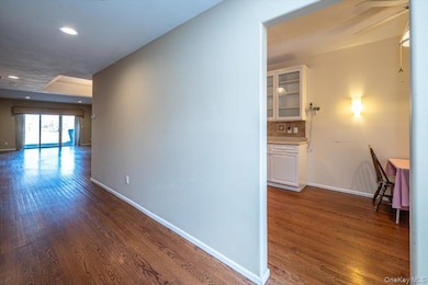 97 Windwatch Dr, Hauppauge, NY 11788 - photo 4