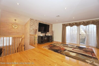 (5) LIVING ROOM