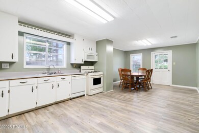 4-web-or-mls-865 E Venable-4