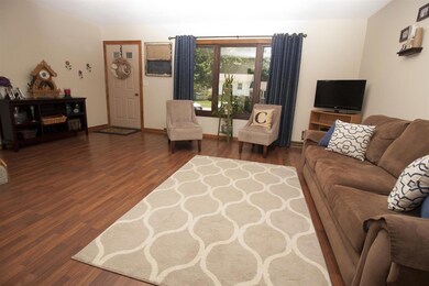 114 Barnett Dr, Cedar Falls, IA 50613 - photo 2