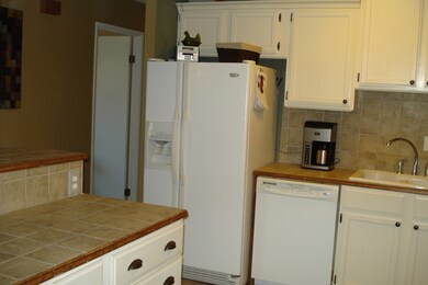 Kitchen w/Island