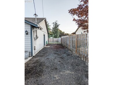 863 E 7th St, Lafayette, OR 97127 - photo 5