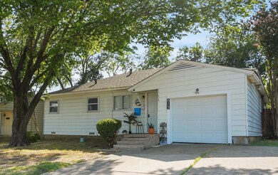 613 SW 3rd St, Grand Prairie, TX 75051 - photo 4