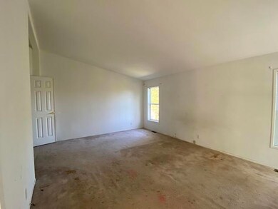 431-433124 Bedroom Master Angle 2