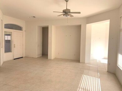 048-573920 - LIVING ROOM 2
