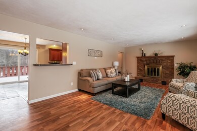 005-Living_Room-2370391-large