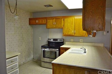 Stainless range and lots of opportunity to create 