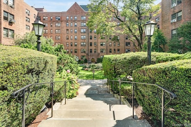 182 Garth Rd unit 1D, Scarsdale, NY 10583 - photo 2