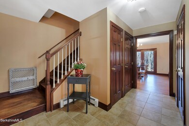 6-Entry to Dining