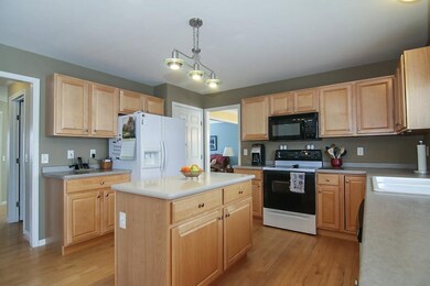 817 Fox Run Ct, Oregon, WI 53575 - photo 4