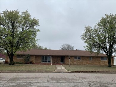 204 E Elizabeth St, Shawnee, OK 74804 - photo 2