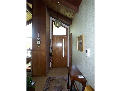 Entry/Foyer.