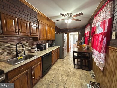 220 S 3rd Ave, Reading, PA 19611 - photo 5