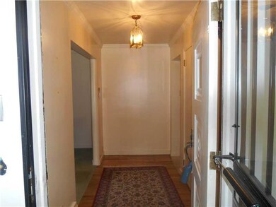 Entry/Foyer.