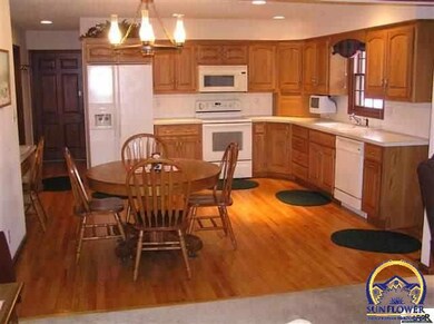 3520 SW Lincolnshire Rd, Topeka, KS 66614 - photo 3