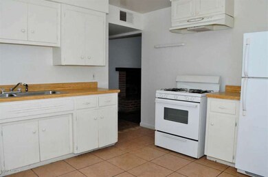 2112 E Lemon Kitchen 2