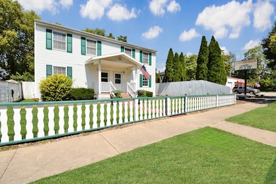 611 W Locust St unit 2, Bloomington, IL 61701 - photo 2