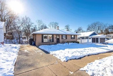 809 Cimarron Dr, Davenport, IA 52804 - photo 2