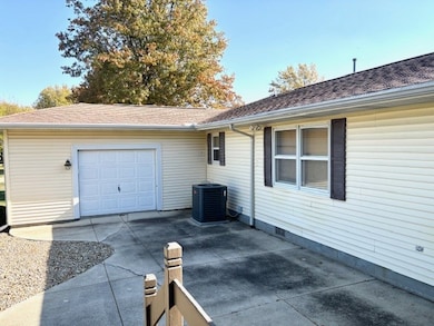 9 Greenbriar Dr, Mattoon, IL 61938 - photo 2