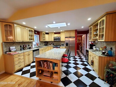 804 E Whippletree Ct, Lords Valley, PA 18428 - photo 7