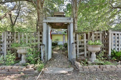 2530 Stadium Dr, Alvin, TX 77511 - photo 4