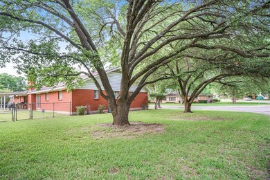 810 S Colonial Dr, Cleburne, TX 76033 - photo 4