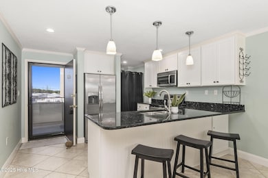 Kitchen w/ peninsula seating