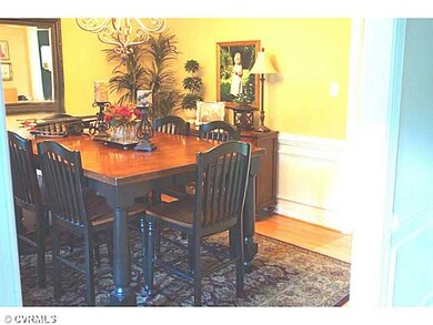 Dining Room - Entertain in this Large Formal Dinin